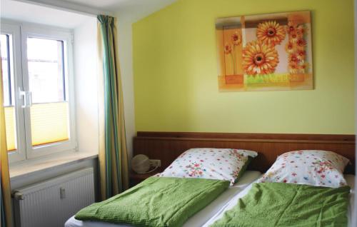 Hohen WieschendorfにあるApt, 2 Hohen Wieschendorfのベッドルーム1室(枕2つ、窓付)