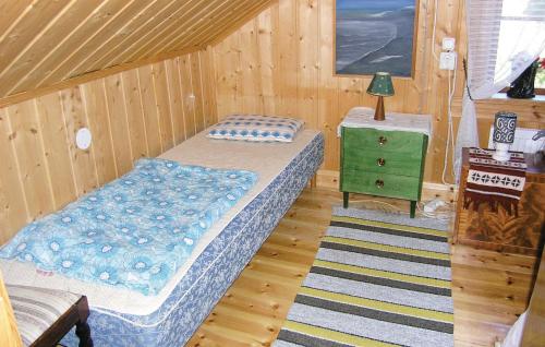 1 dormitorio con 2 camas y mesita de noche verde en Lovely Home In Trans With Kitchen, en Sundhultsbrunn