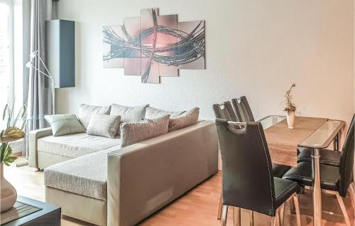 GollwitzにあるNice Apartment In Insel Poel-gollwitz With 2 Bedroomsのリビングルーム(ソファ、テーブル付)