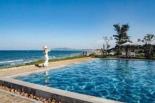 The swimming pool at or close to Crown Retreat Quy Nhon Resort