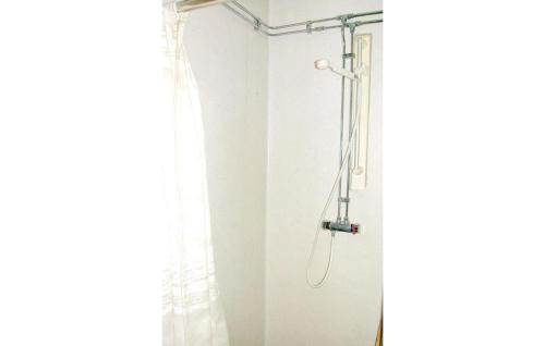 um chuveiro na casa de banho com uma cortina de chuveiro em Gorgeous Home In Slen With Kitchen em Sälen