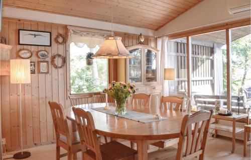 - une salle à manger avec une table et des chaises en bois dans l'établissement 4 Bedroom Nice Home In hus, à Åhus