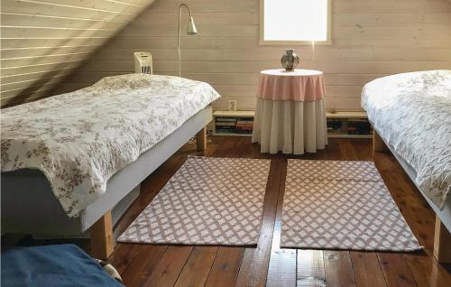 Postel nebo postele na pokoji v ubytování Beautiful Home In Gotlands Tofta With Kitchen