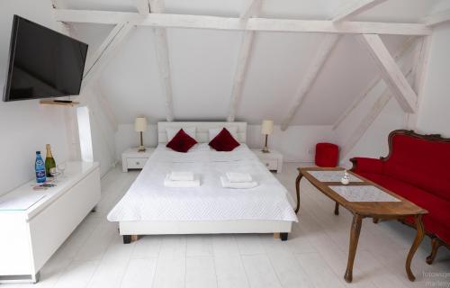 Ένα ή περισσότερα κρεβάτια σε δωμάτιο στο Jagodowy Dwór