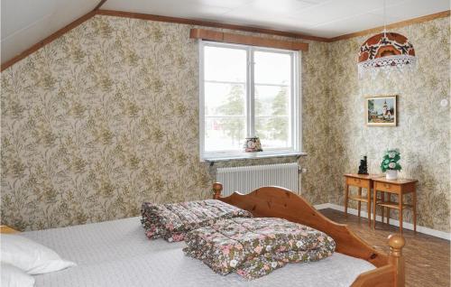 Schlafzimmer mit einem Bett und einem Fenster in der Unterkunft 2 Bedroom Beautiful Home In Gunnarskog in Gunnarskog