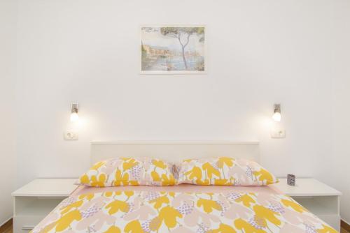 sypialnia z łóżkiem i dwiema poduszkami w obiekcie Apartment Bruneta 2 with Terrace w mieście Vabriga