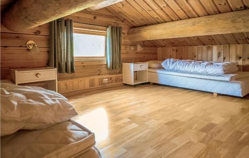 Ikornnes的住宿－Hytte 19，小木屋内带两张床的房间