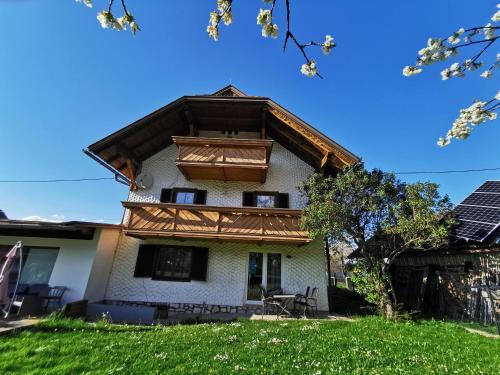 a house with a wooden roof and a green yard at Parkweg Lodge in Faak am See
