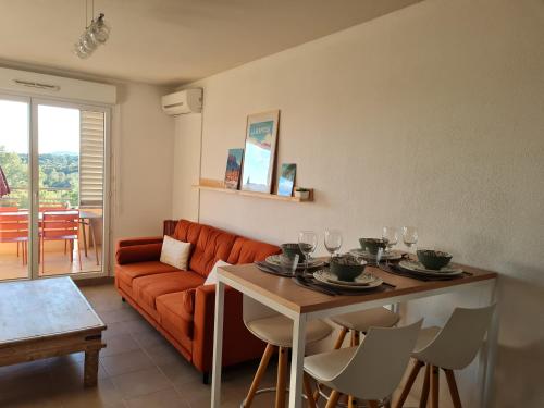 un salon avec un canapé et une table dans l'établissement Entre Terre et Mer, à Roquebrune-sur Argens