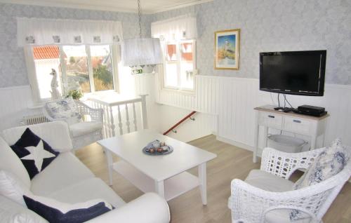 TV a/nebo společenská místnost v ubytování Stunning Apartment In Kungshamn