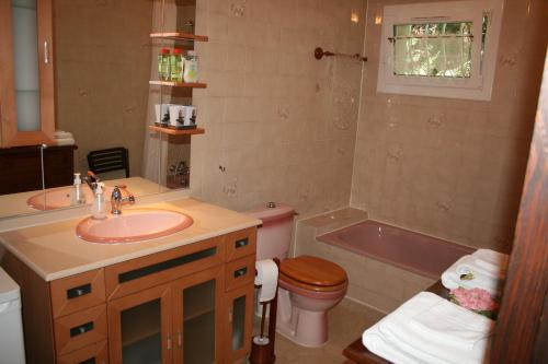 A bathroom at Mas des Petits Loups B&B