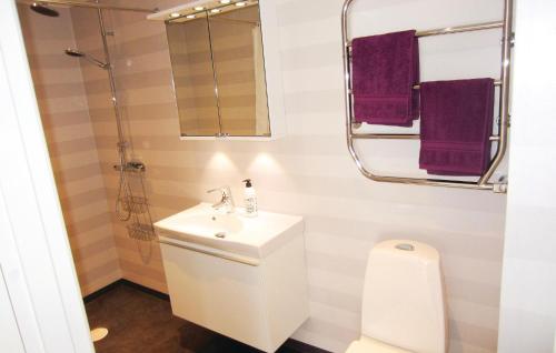 Ett badrum på 3 Bedroom Beautiful Apartment In Kungshamn