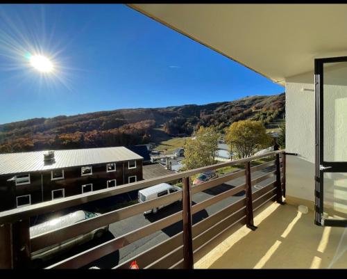 balkon z widokiem na budynek w obiekcie Logement charmant au coeur de la station w mieście Besse-et-Saint-Anastaise