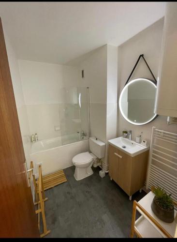 une salle de bain avec toilettes, lavabo et baignoire dans l'établissement Logement charmant au coeur de la station, à Besse-et-Saint-Anastaise