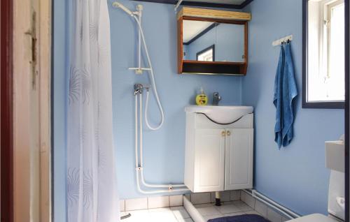 Koupelna v ubytování Gorgeous Home In Kpingsvik With Kitchen