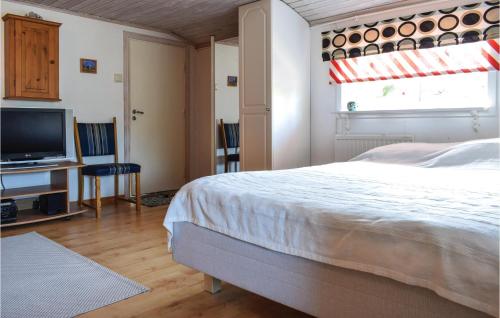 Postel nebo postele na pokoji v ubytování Gorgeous Home In Kpingsvik With Kitchen