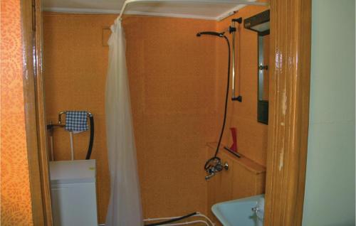 bagno con doccia e lavandino di Nice home in Backaryd with 5 Bedrooms and WiFi a Backaryd