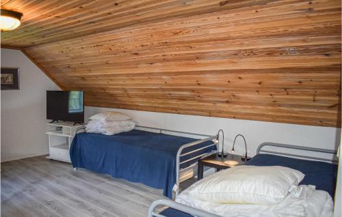 Postel nebo postele na pokoji v ubytování Beautiful Home In Hgsby With House Sea View