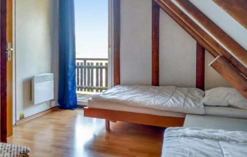 ein Schlafzimmer mit einem Bett und eine Treppe mit einem Balkon in der Unterkunft Ferienhaus 30 In Frankenau in Frankenau