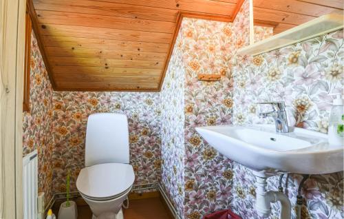 Ett badrum på Cozy Home In Vnersborg With Wifi