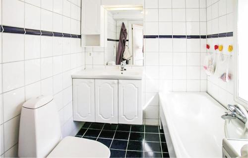 AveroyにあるEvastuaの白いバスルーム(洗面台、トイレ、バスタブ付)