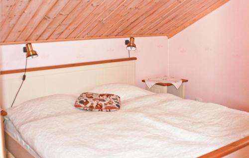 Säng eller sängar i ett rum på Gorgeous Home In Strngns With House Sea View