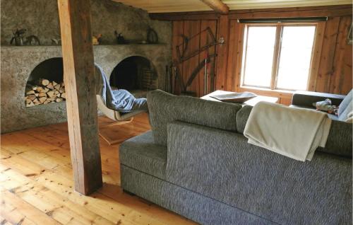 sala de estar con sofá y chimenea en Beautiful Home In Frseke With House Sea View, en Fröseke