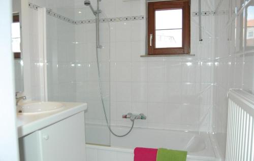 オーストダインケルケにあるAphroditeの白いバスルーム(シャワー、シンク付)