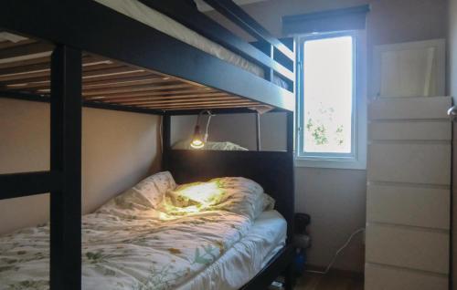Bunk bed o mga bunk bed sa kuwarto sa Stunning Home In Lttorp With Wifi