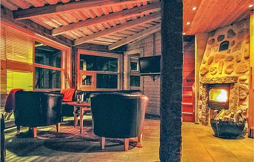 um quarto com uma mesa e cadeiras e uma lareira em Amazing Home In Osby With Sauna em Osby