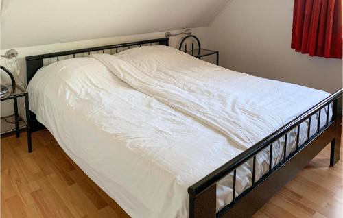 1 cama grande con sábanas blancas en un dormitorio en 3 Bedroom Nice Home In Vlagtwedde, en Vlagtwedde