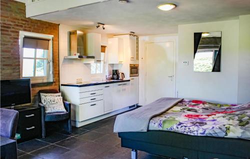 Dapur atau dapur kecil di Awesome Home In Udenhout With Wifi