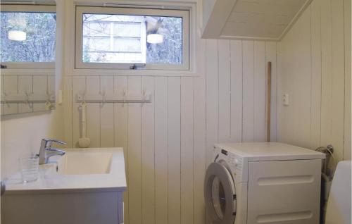Et bad på Cozy Home In Tvedestrand With Kitchen