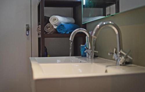um lavatório branco na casa de banho com um espelho em Gorgeous Home In Julianadorp With Kitchen em Julianadorp