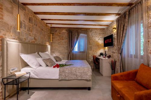 Old Spalatrum Luxury Rooms tesisinde bir odada yatak veya yataklar