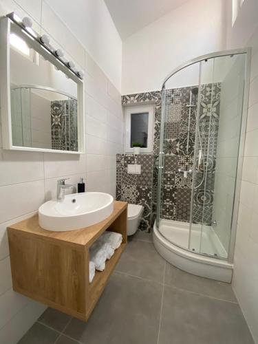 een badkamer met een wastafel en een douche bij Apartments Mima in Petrcane