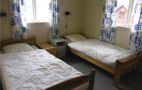 Zimmer mit 2 Betten und einem Fenster in der Unterkunft Kalvik in Vangsnes
