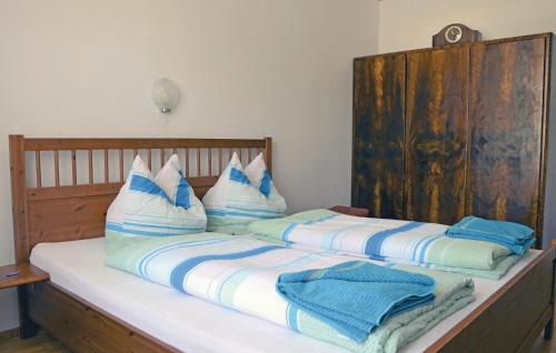 Una cama con almohadas azules y blancas. en Groe Ferienwohnung Sierndorf, en Sierndorf