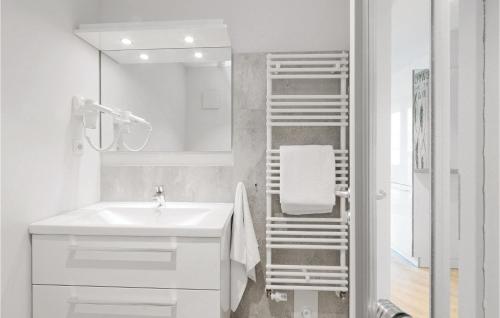 Baño blanco con lavabo y escalera en Dnenvilla Superior, en Travemünde