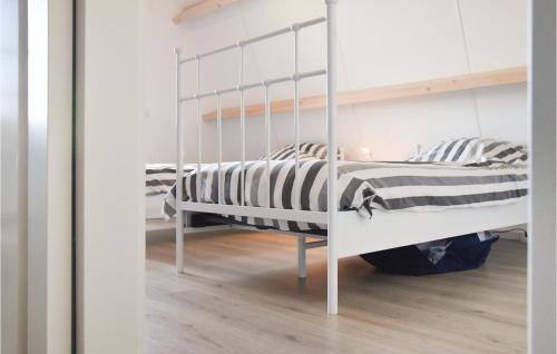 1 dormitorio con 2 literas y suelo de madera en Farm Stay, en Schellinkhout