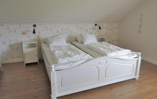 Un pat sau paturi într-o cameră la Amazing Home In Nssj With 4 Bedrooms And Wifi