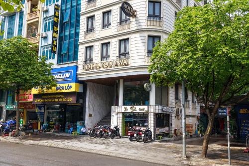 un grupo de motocicletas estacionadas frente a un edificio en Yolo Wa Hotel en Hanoi