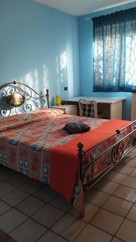 - une chambre avec un grand lit et une couverture rouge dans l'établissement DOG HOUSE FROM POMPEI-AMALFI, à SantʼAntonio Abate