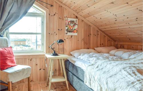 Säng eller sängar i ett rum på Lovely Home In Vrdal With Sauna