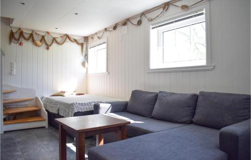Valevågにある3 Bedroom Amazing Home In Valevgのリビングルーム(ソファ、テーブル付)
