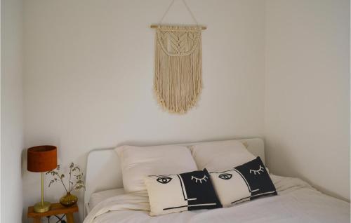 una camera da letto con letto, cuscini e lampadario a braccio di Houseboat Escapade a Nieuwpoort