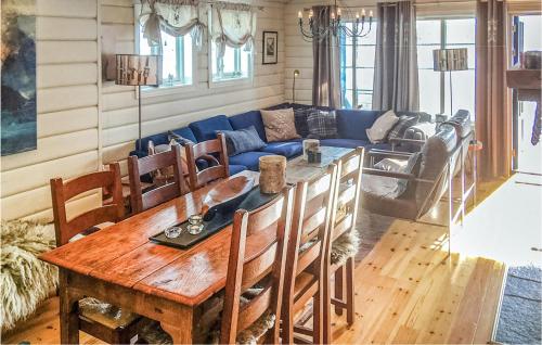 Χώρος καθιστικού στο Pet Friendly Home In Hovden With Sauna