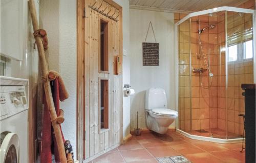 ホーヴデンにあるBeautiful Home In Hovden With 4 Bedrooms, Sauna And Wifiのバスルーム(トイレ、シャワー付)