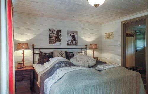 ホーヴデンにあるBeautiful Home In Hovden With 4 Bedrooms, Sauna And Wifiのベッドルーム1室(枕2つ付)