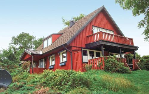 a red house sitting on top of a hill at Cozy Home In Strängnäs With Sauna in Aspö